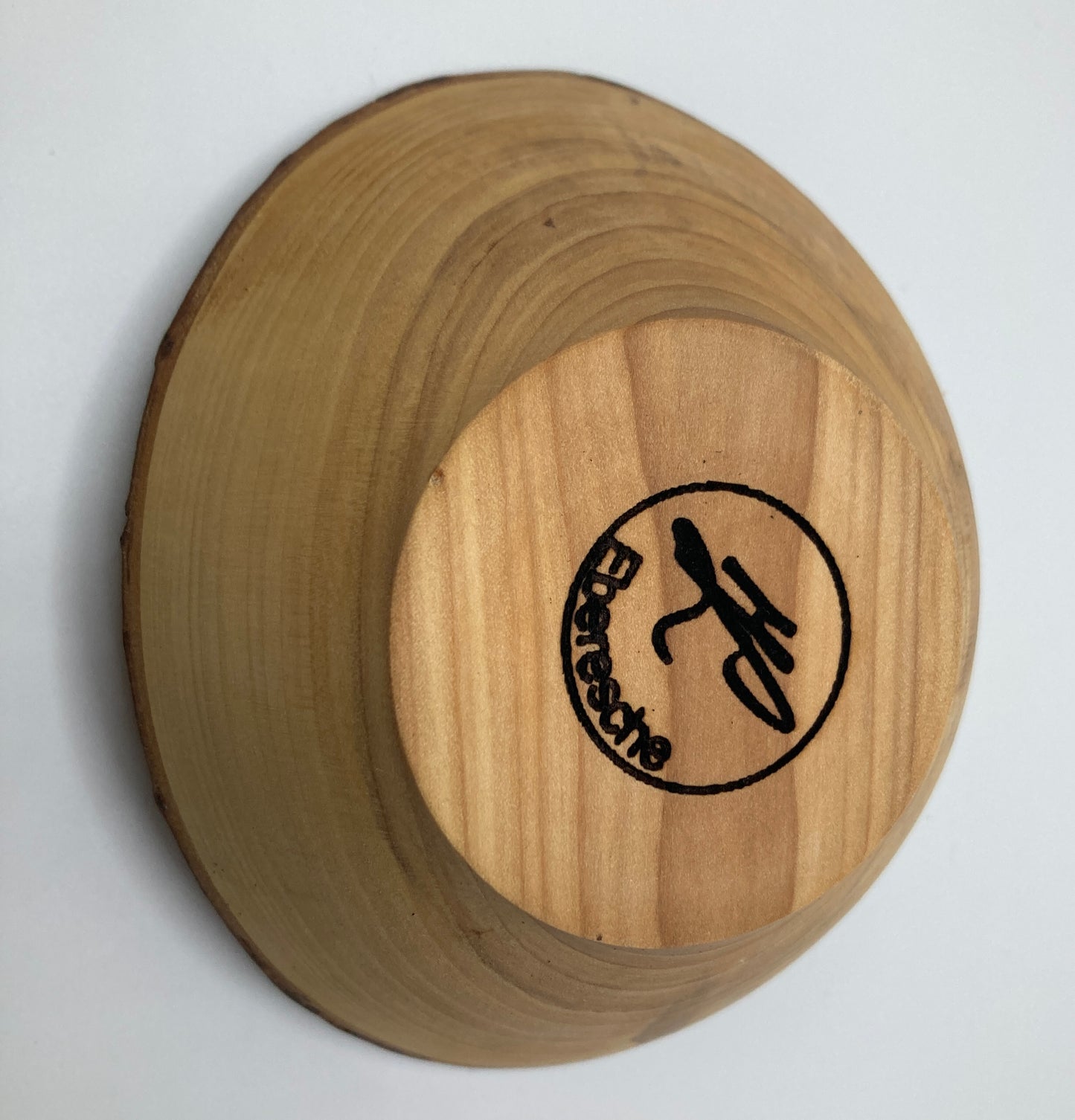 Gedrechselte ovale Schüssel aus Traubenkirsche mit Rinde