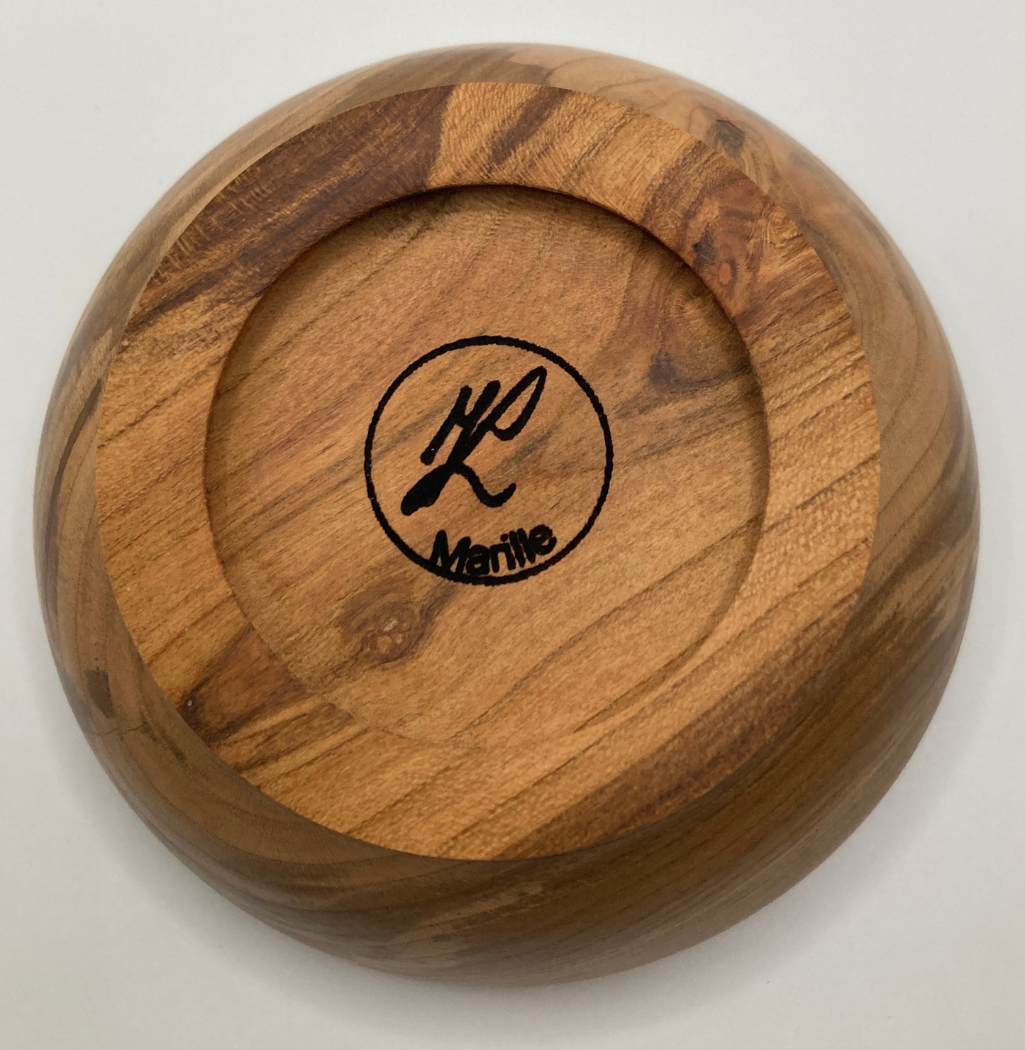 Gedrechselte Schüssel aus Marillenholz, zeigt die Unterseite der Schüssel mit Gravur