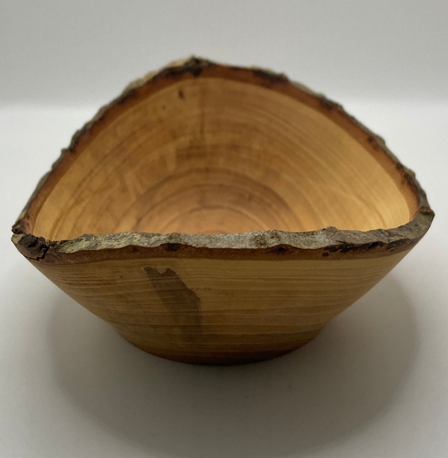 Gedrechselte ovale Schüssel aus Eberesche mit Rinde, zeigt die Schüssel schräg-seitlich