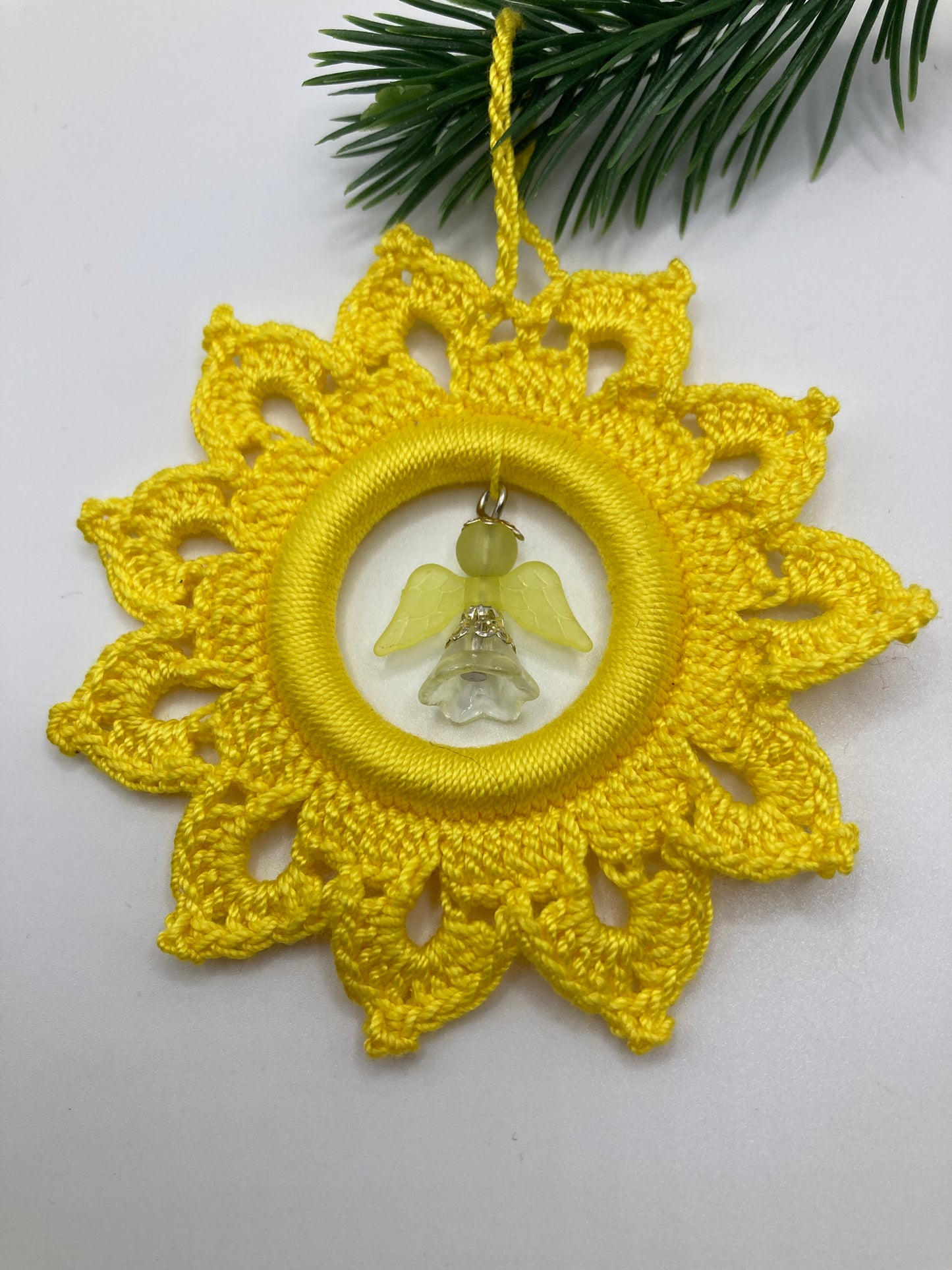 Gelber Häkelstern mit Engel