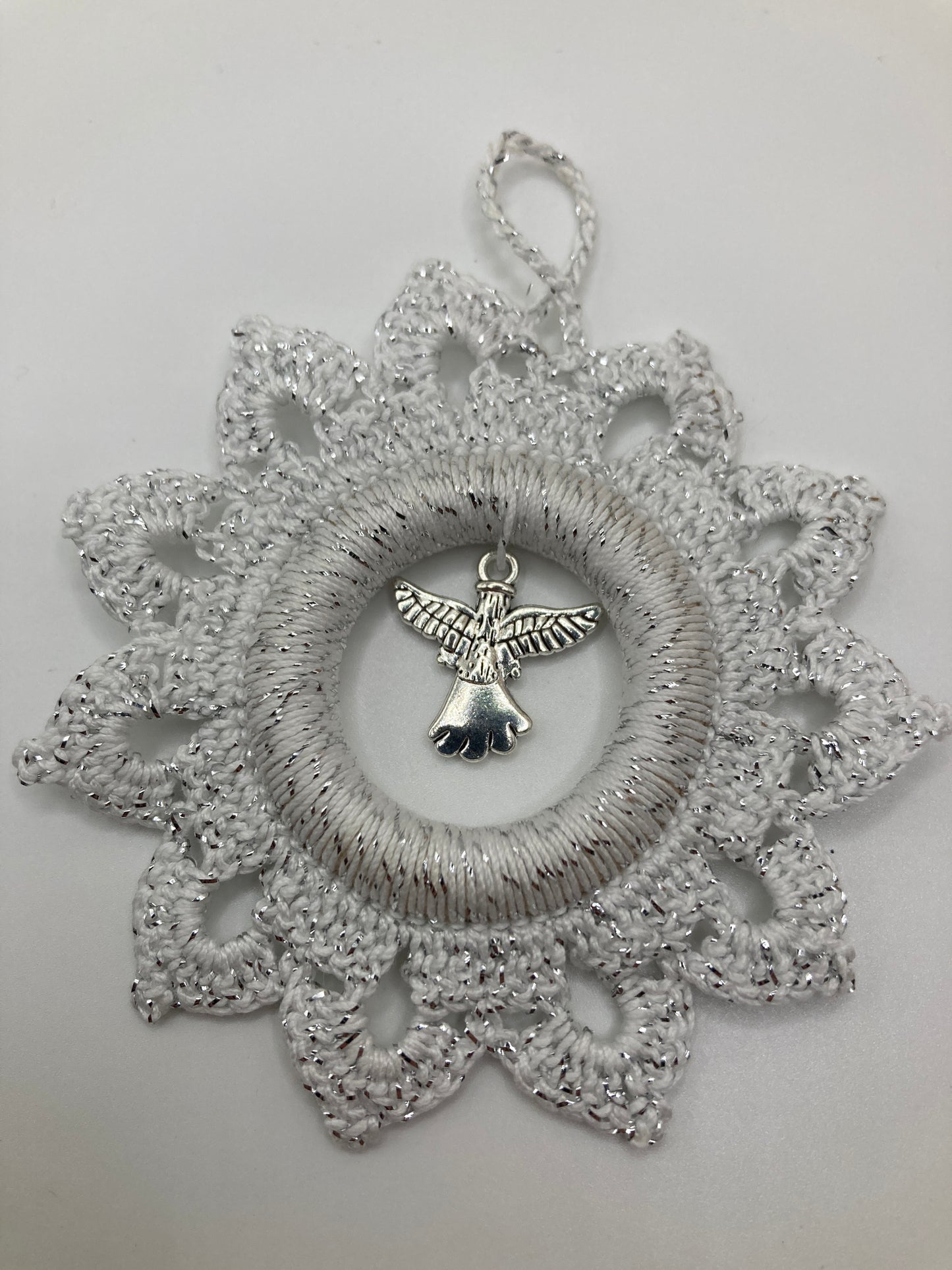 Weißer Häkelstern mit Engel liegend - zeigt die Rückseite