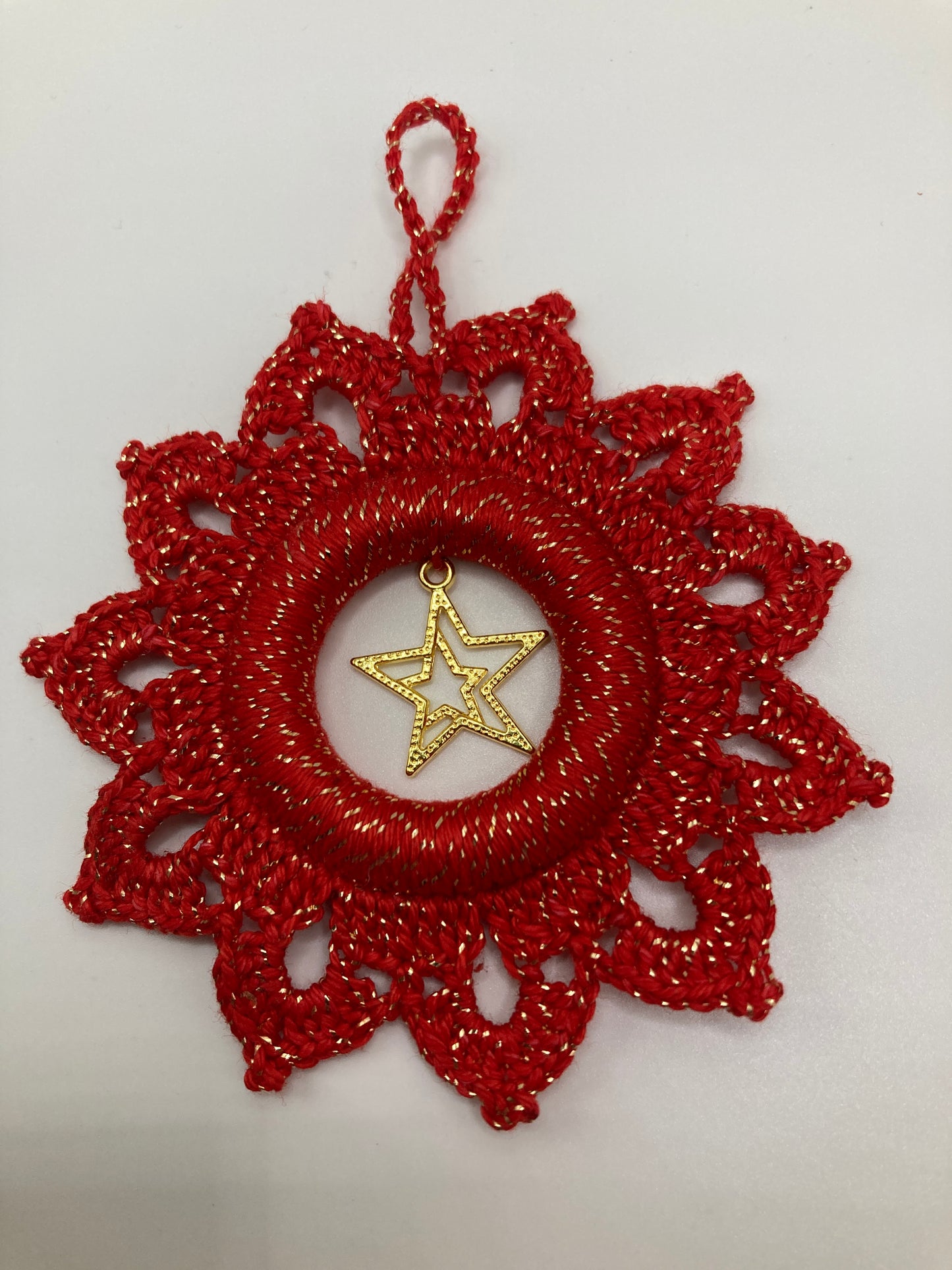 Roter Weihnachtsstern mit Stern Vorderansicht