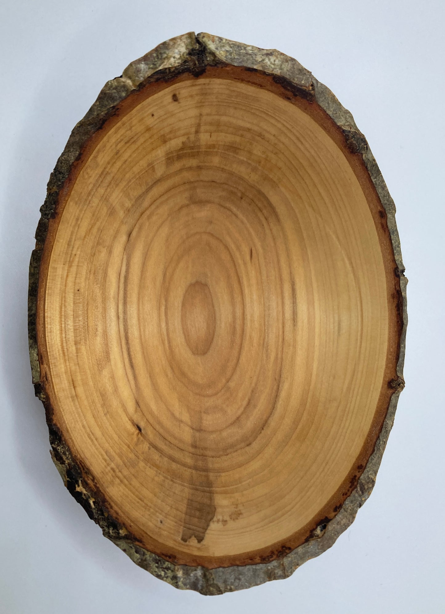 Gedrechselte ovale Schüssel aus Traubenkirsche mit Rinde