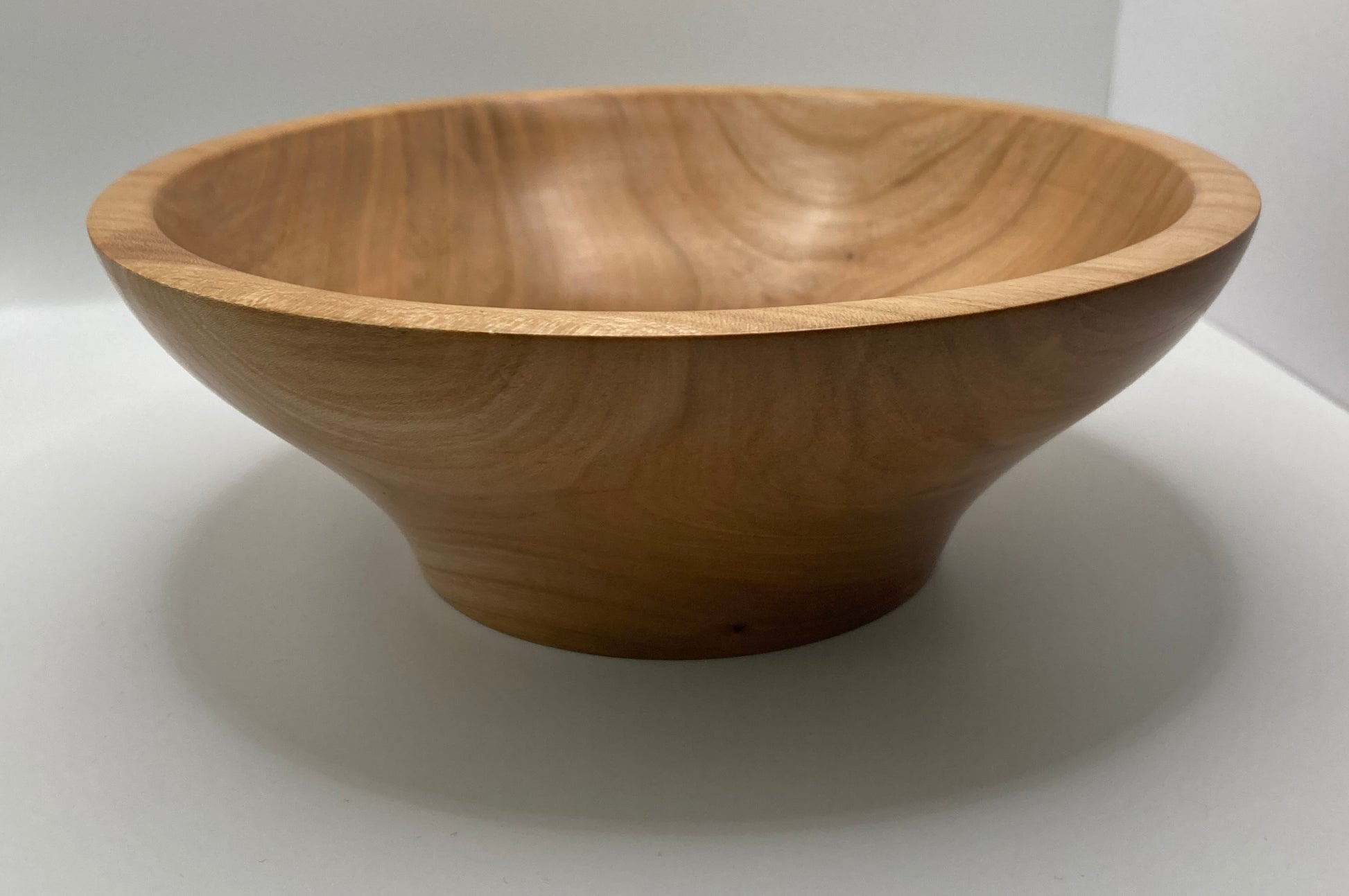Gedrechselte Schüssel aus Kirschenholz - Vorderansicht von schräg oben 