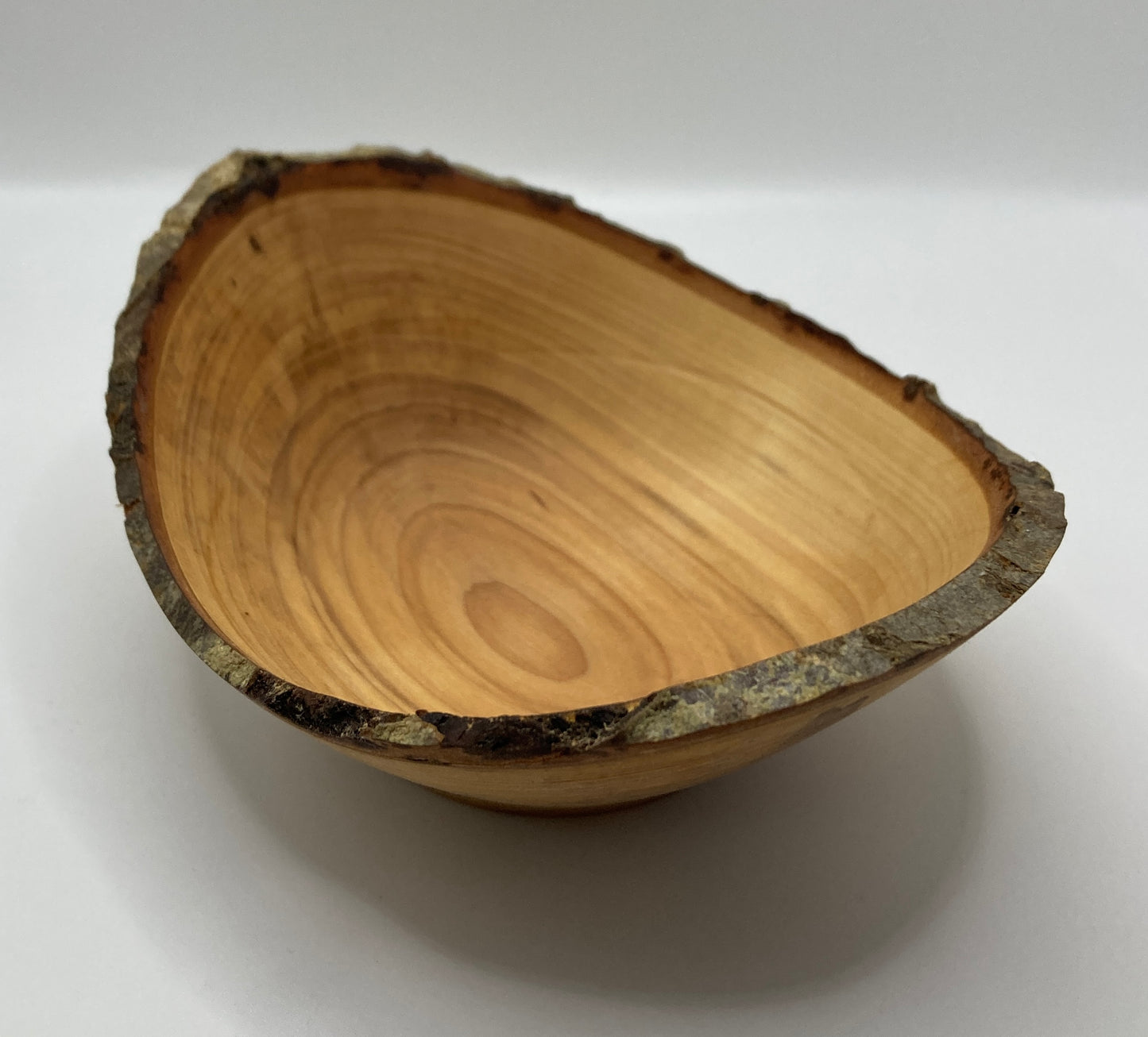Gedrechselte ovale Schüssel aus Traubenkirsche mit Rinde