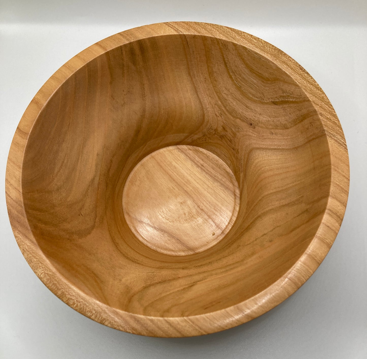 Gedrechselte Schüssel aus Kirschenholz - zeigt die Schüssel von oben 