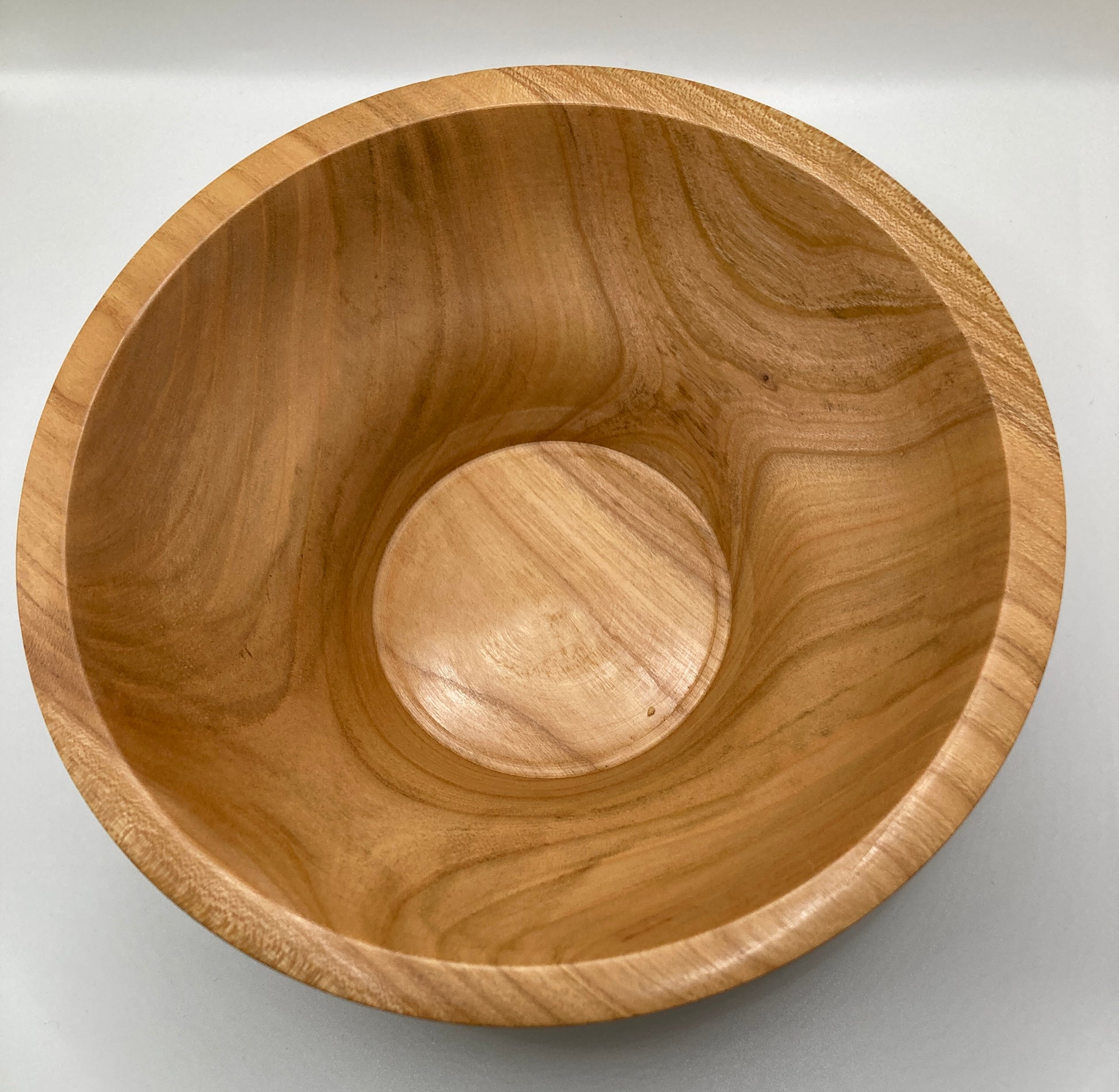 Gedrechselte Schüssel aus Kirschenholz - zeigt die Schüssel von oben 