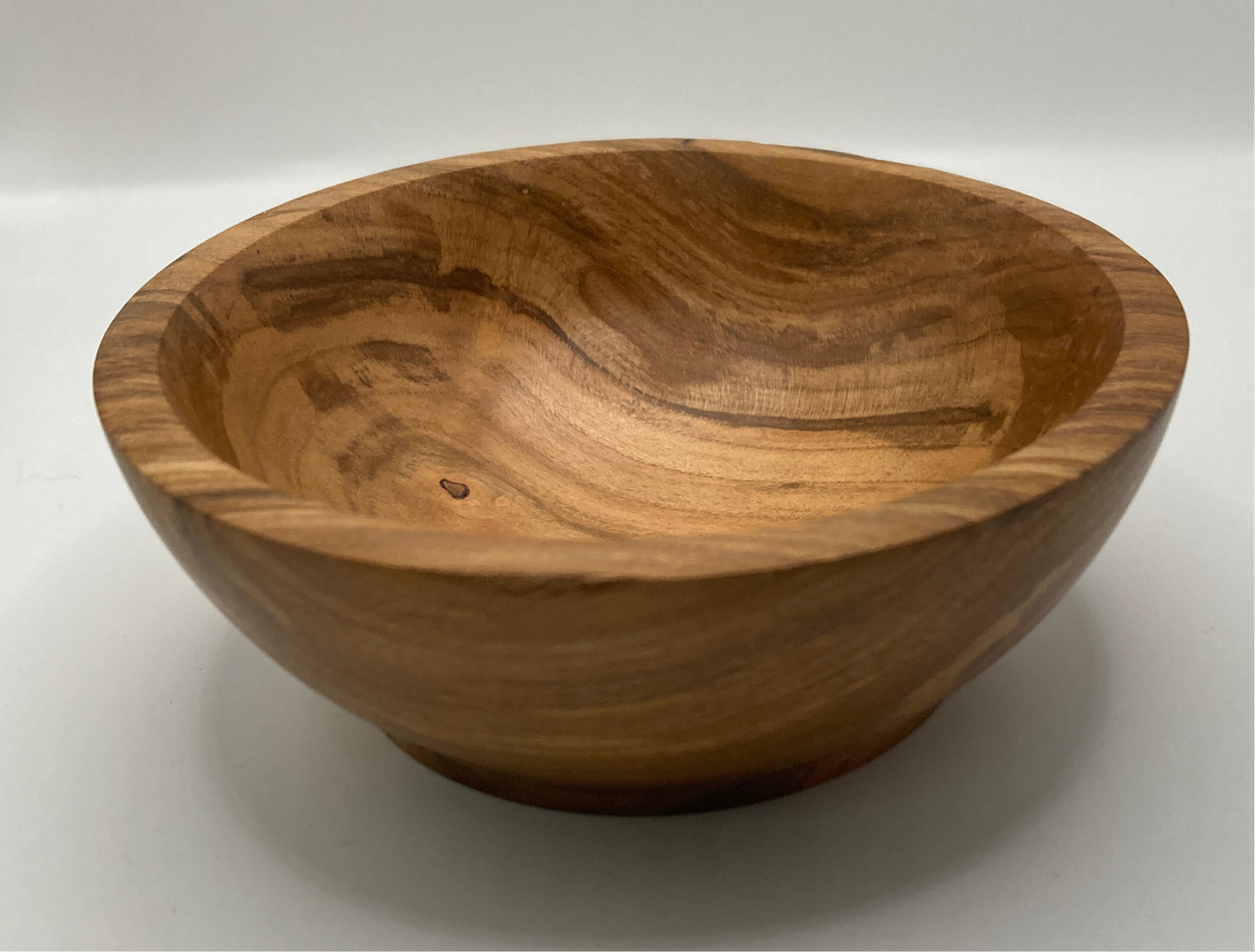 Gedrechselte Schüssel aus Marillenholz - Ansicht von vorne, schräg mit Blick ins Innere der Schüssel