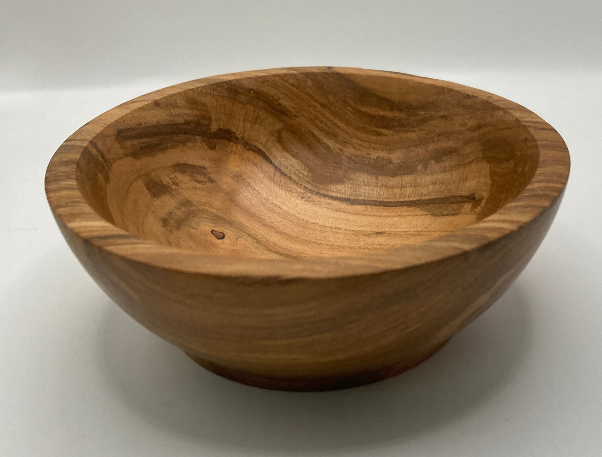 Gedrechselte Schüssel aus Marillenholz - Ansicht von vorne, schräg mit Blick ins Innere der Schüssel