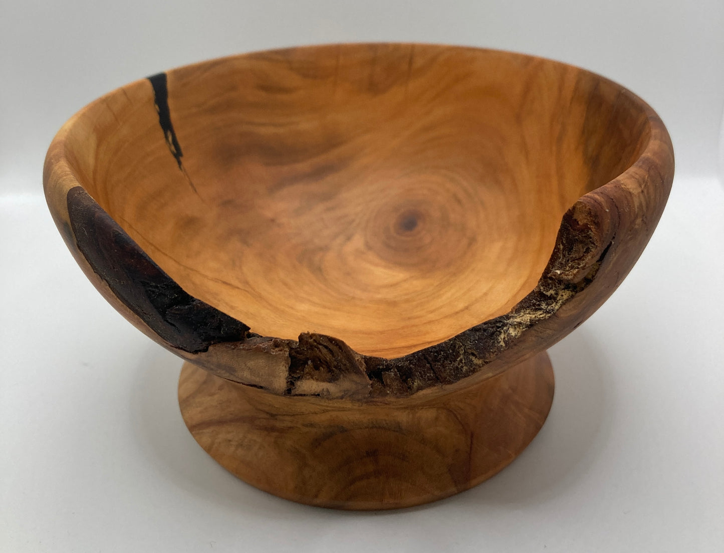 Gedrechselte Schüssel aus Kirschenholz mit Öffnung - zeigt die Ansicht von vorne