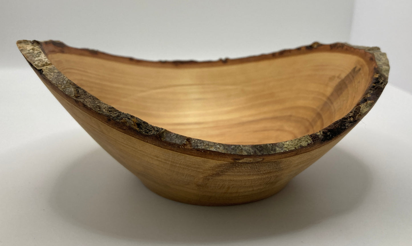 Gedrechselte ovale Schüssel aus Eberesche mit Rinde, Ansicht von schräg vorne