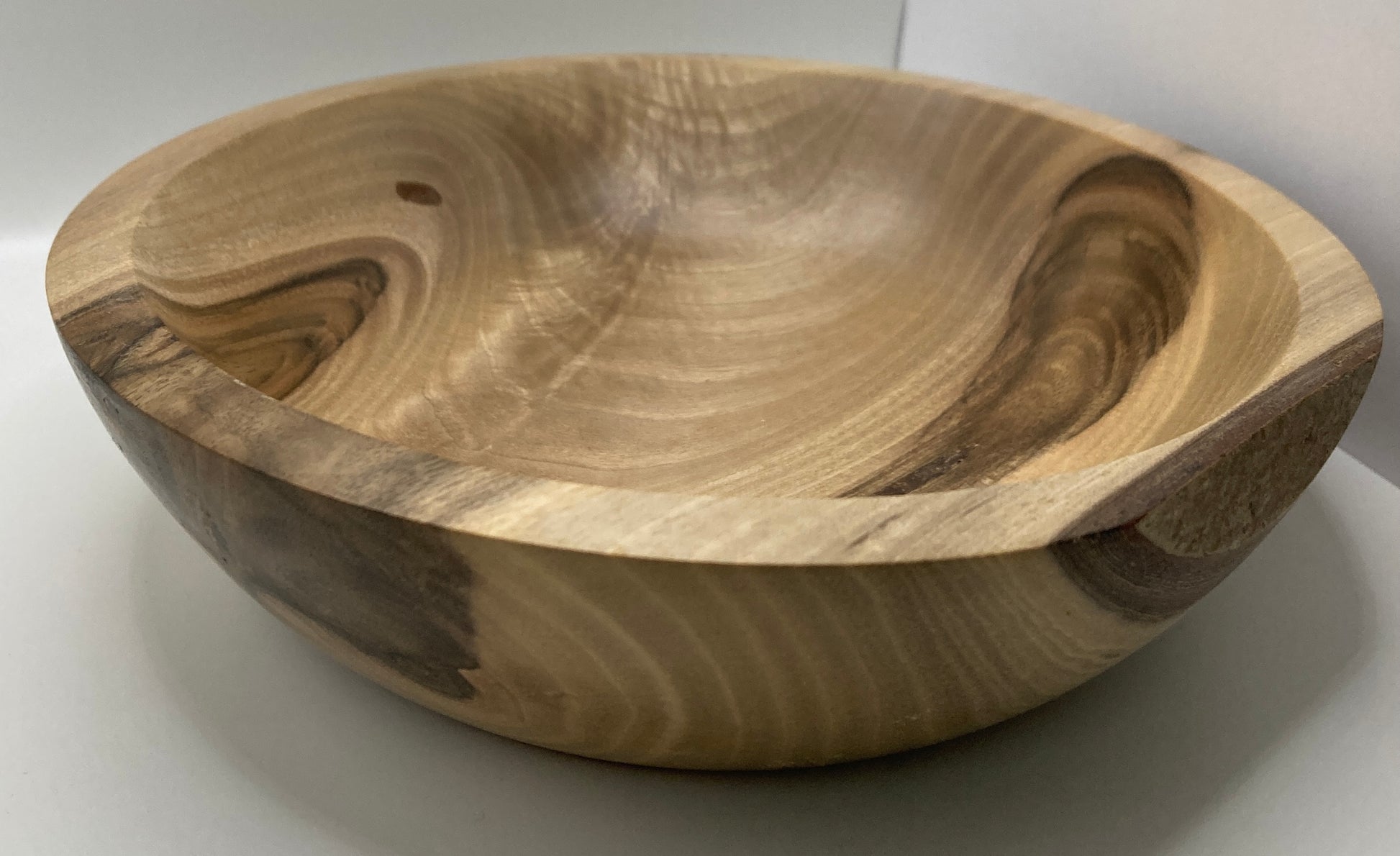 Gedrechselte Schüssel aus Nussholz - Ansicht von Schräg vorne
