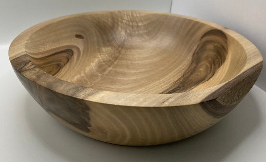 Gedrechselte Schüssel aus Nussholz - Ansicht von Schräg vorne