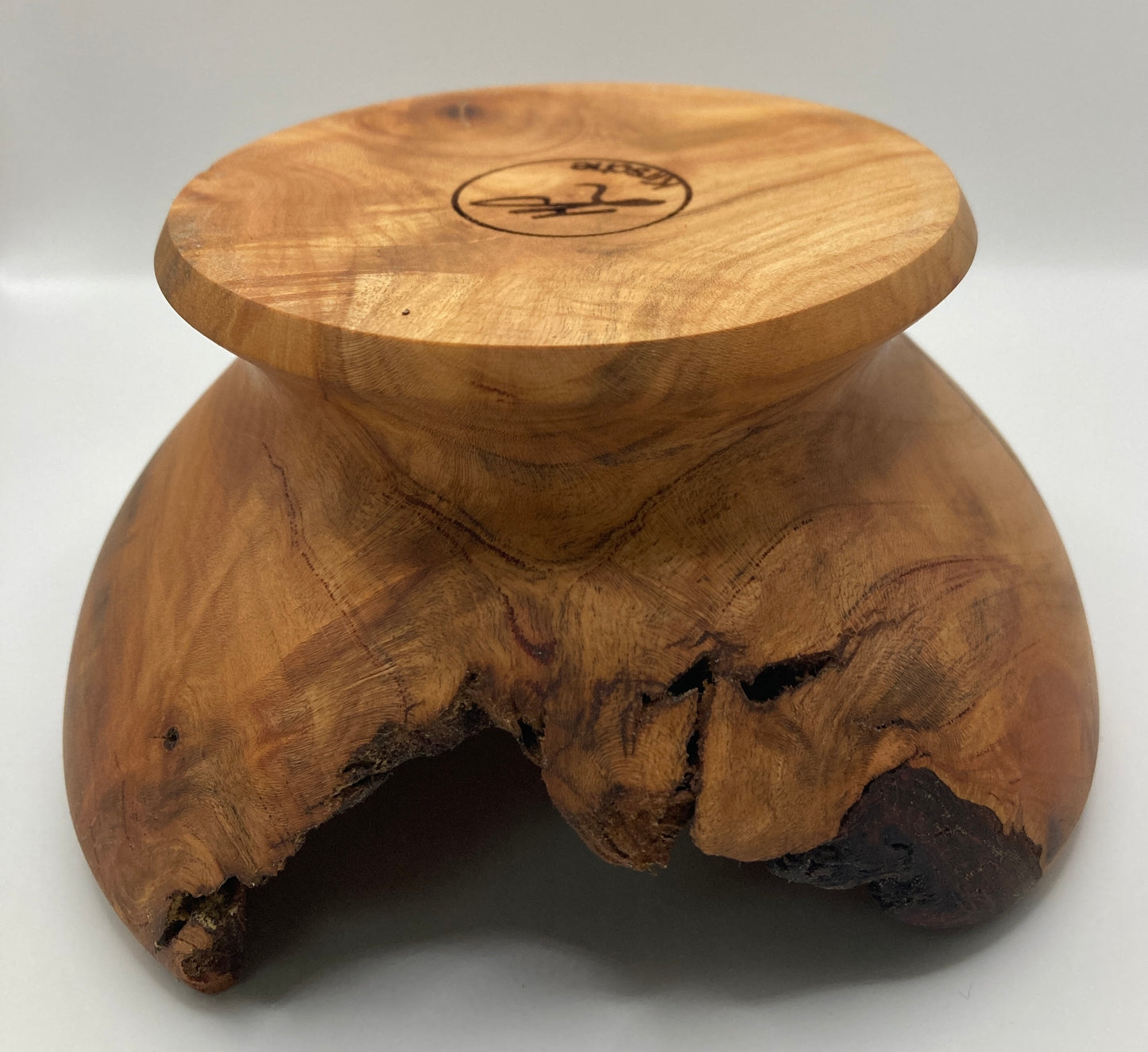 Gedrechselte Schüssel aus Kirschenholz mit Öffnung, zeigt die auf den Kopf gestellte Schüssel, Unterseite mit Gravur sichtbar und genauer Blick auf die Öffnung