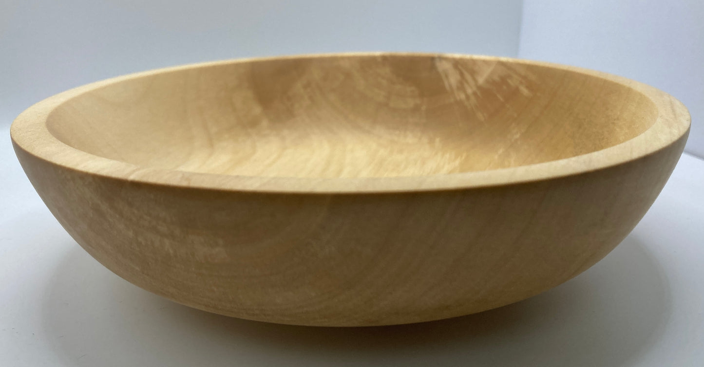 Gedrechselte Schüssel aus Birkenholz - zeigt die Schüssel von schräg vorne