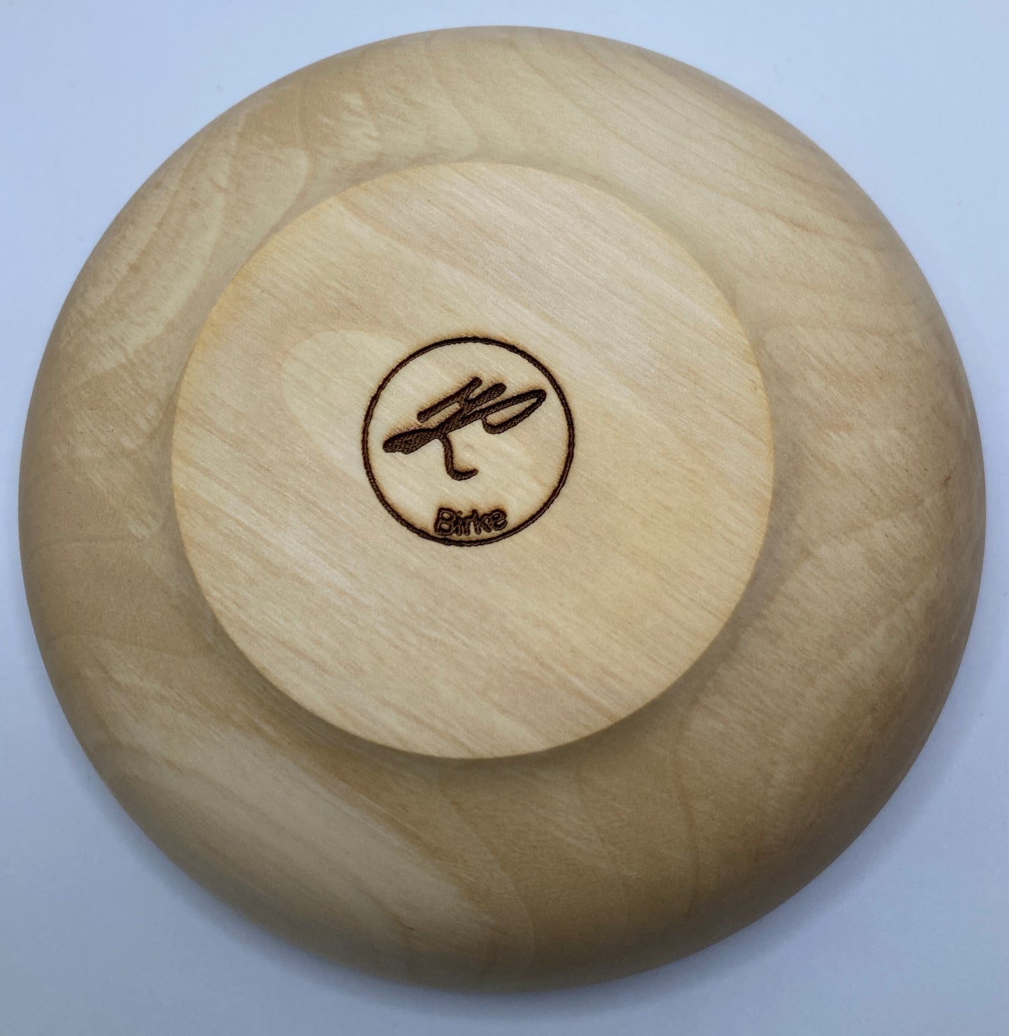 Gedrechselte Schüssel aus Birkenholz - zeigt die Unterseite der Schüssel mit Gravur