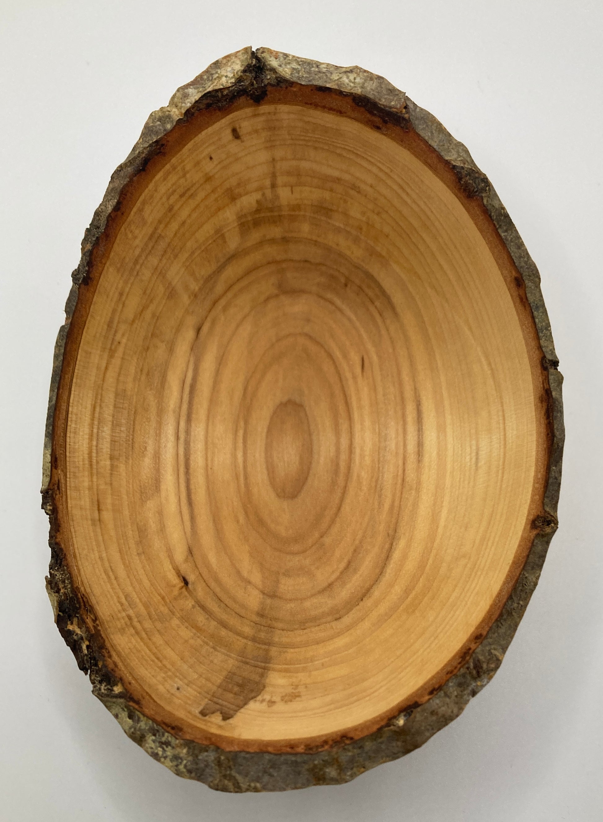 Gedrechselte ovale Schüssel aus Eberesche mit Rinde, Ansicht von oben