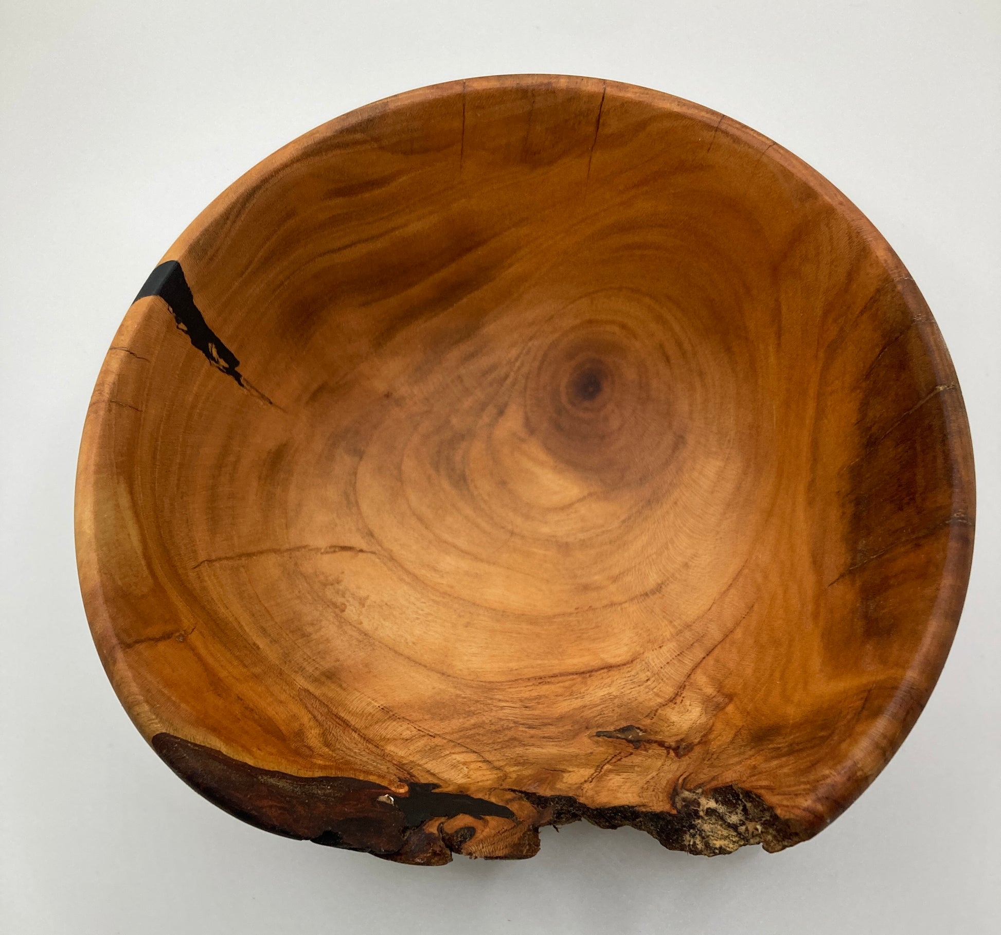 Gedrechselte Schüssel aus Kirschenholz mit Öffnung - zeigt die Ansicht von oben 