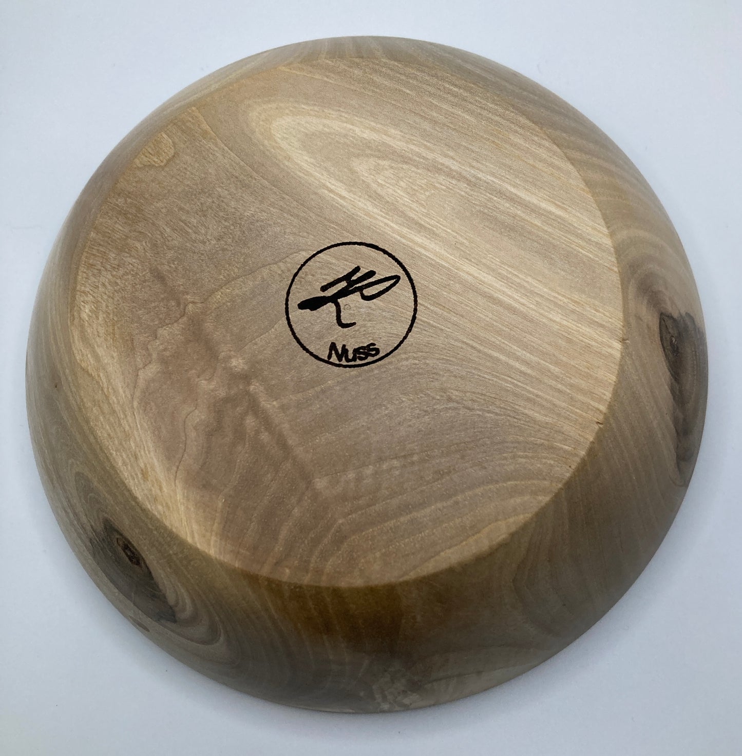 Gedrechselte Schüssel aus Nussholz - zeigt die Unterseite der Schüssel mit Gravur