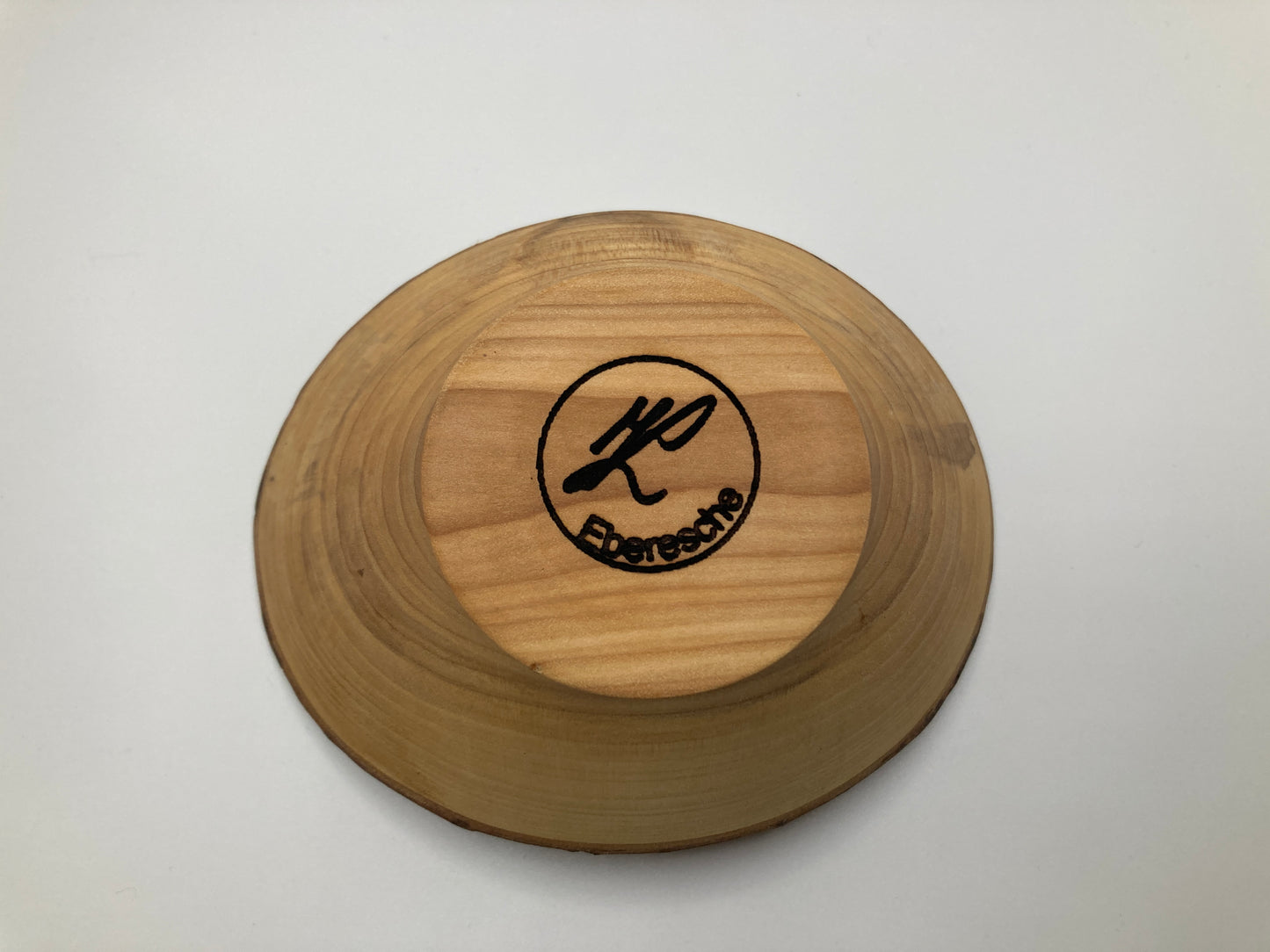 Gedrechselte ovale Schüssel aus Eberesche mit Rinde - zeigt die Unterseite der Schüssel mit Gravur