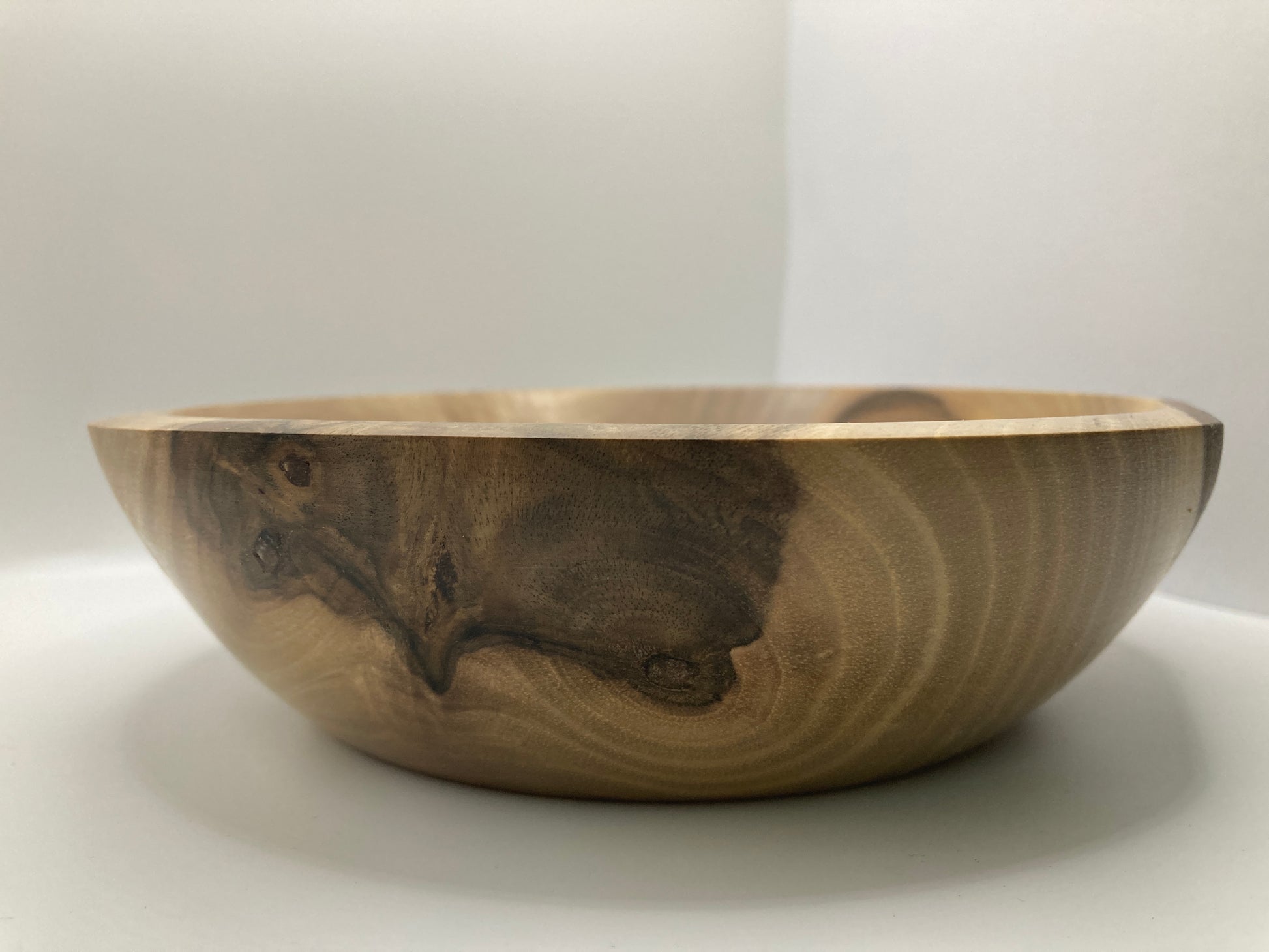 Gedrechselte Schüssel aus Nussholz - Seitenansicht