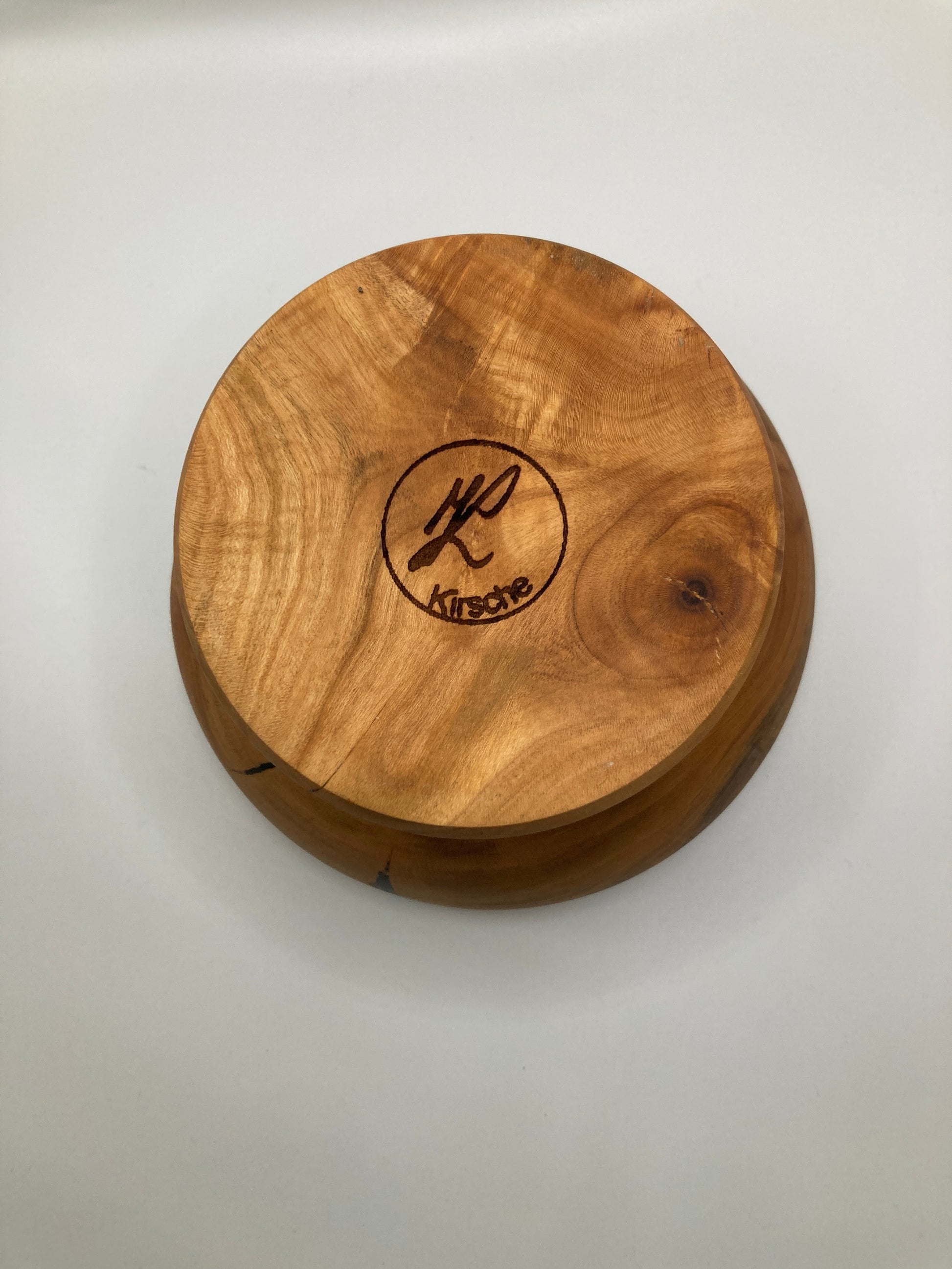 Gedrechselte Schüssel aus Kirschenholz mit Öffnung - zeigt die Unterseite mit Gravur