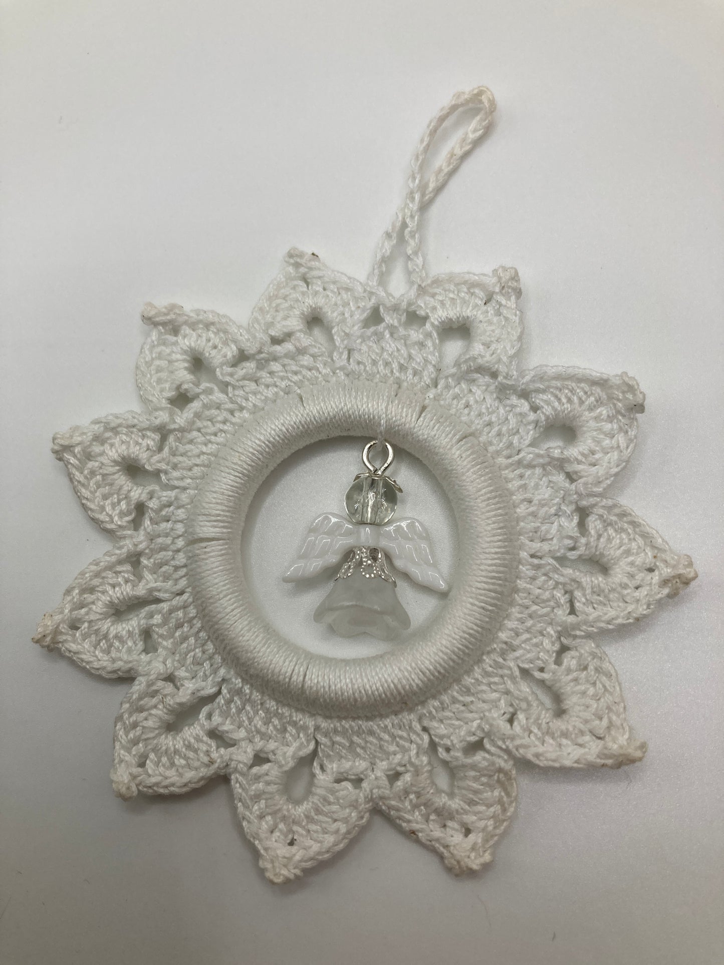 Weißer Häkelstern mit Engel liegend - zeigt die Vorderseite