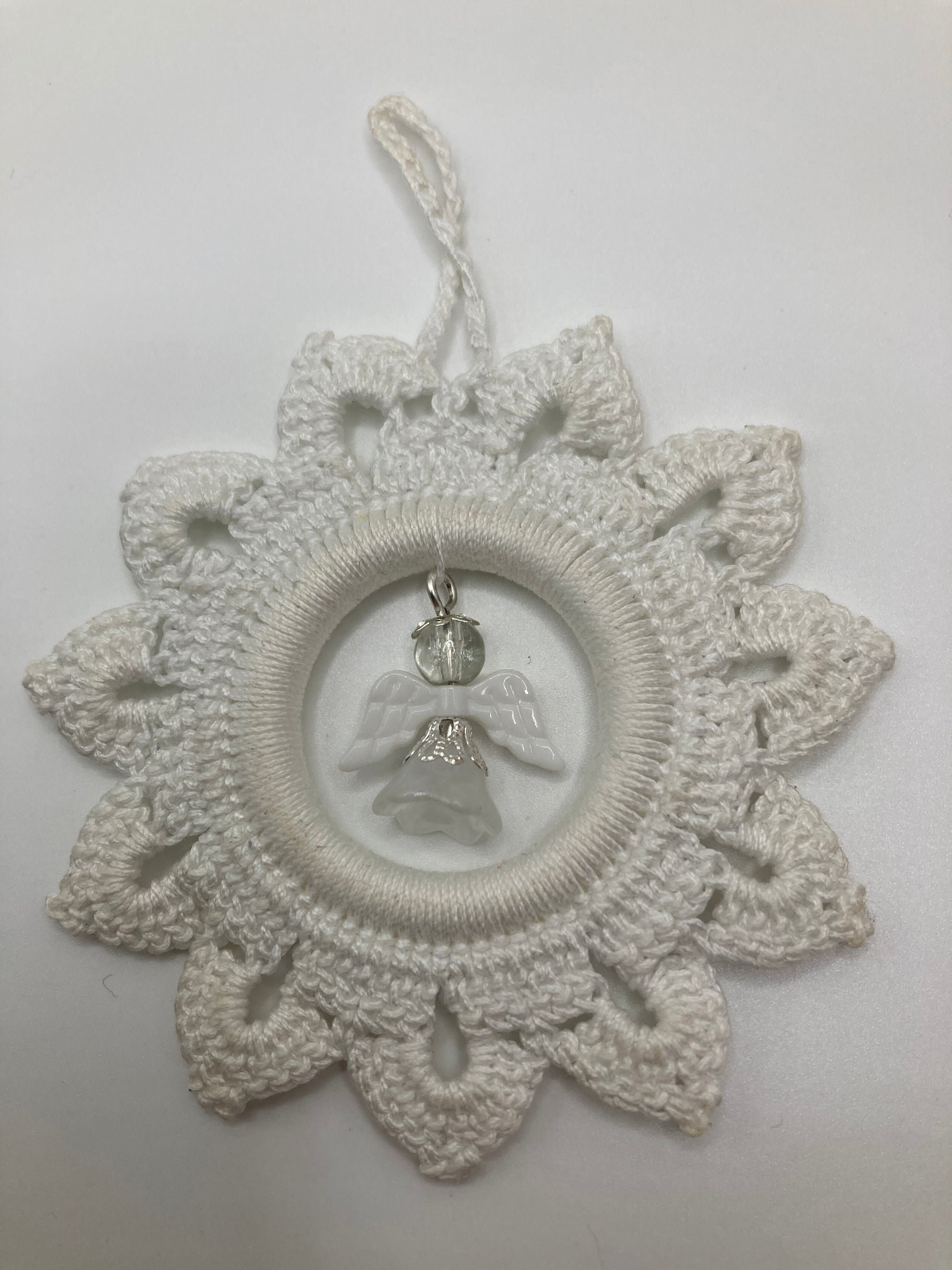 Weißer Häkelstern mit Engel liegend - zeigt die Rückseite