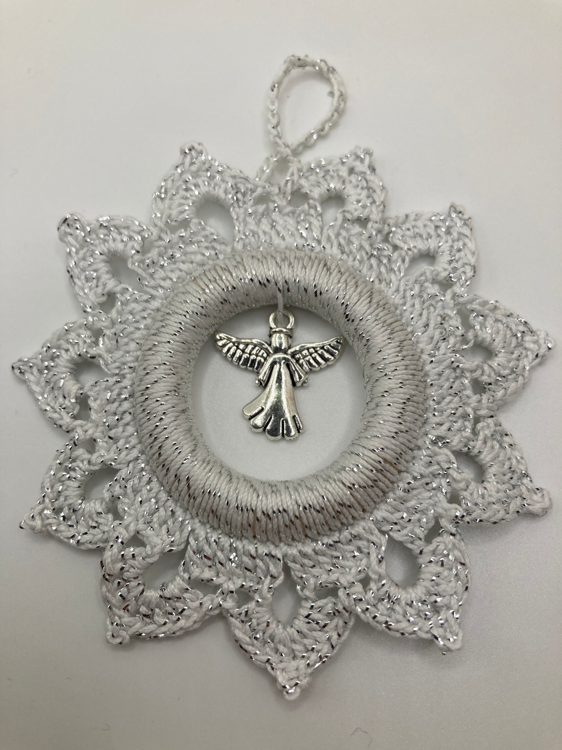 Weißer Häkelstern mit Engel liegend - zeigt die Vorderseite