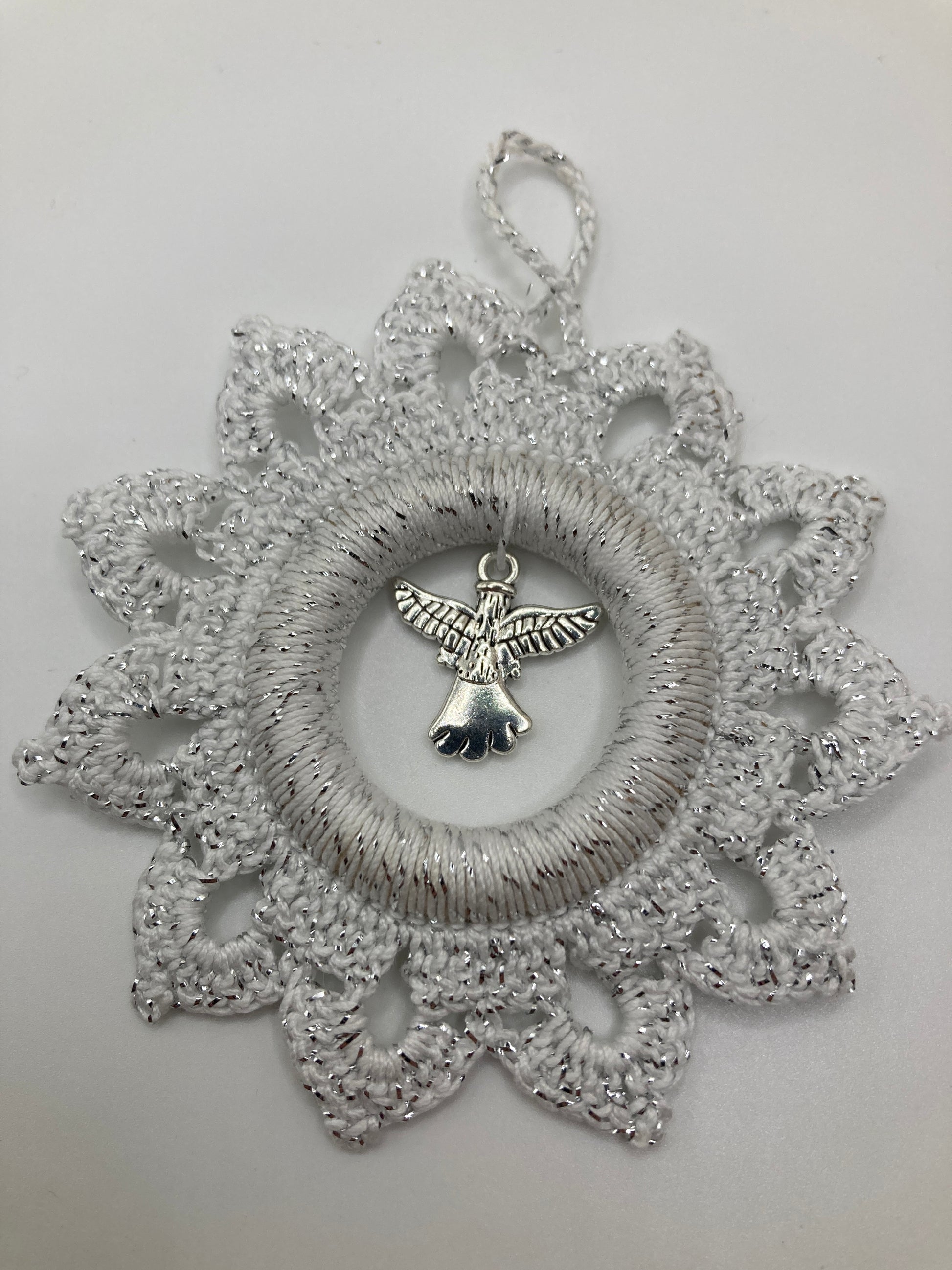 Weißer Häkelstern mit Engel liegend - zeigt die Rückseite