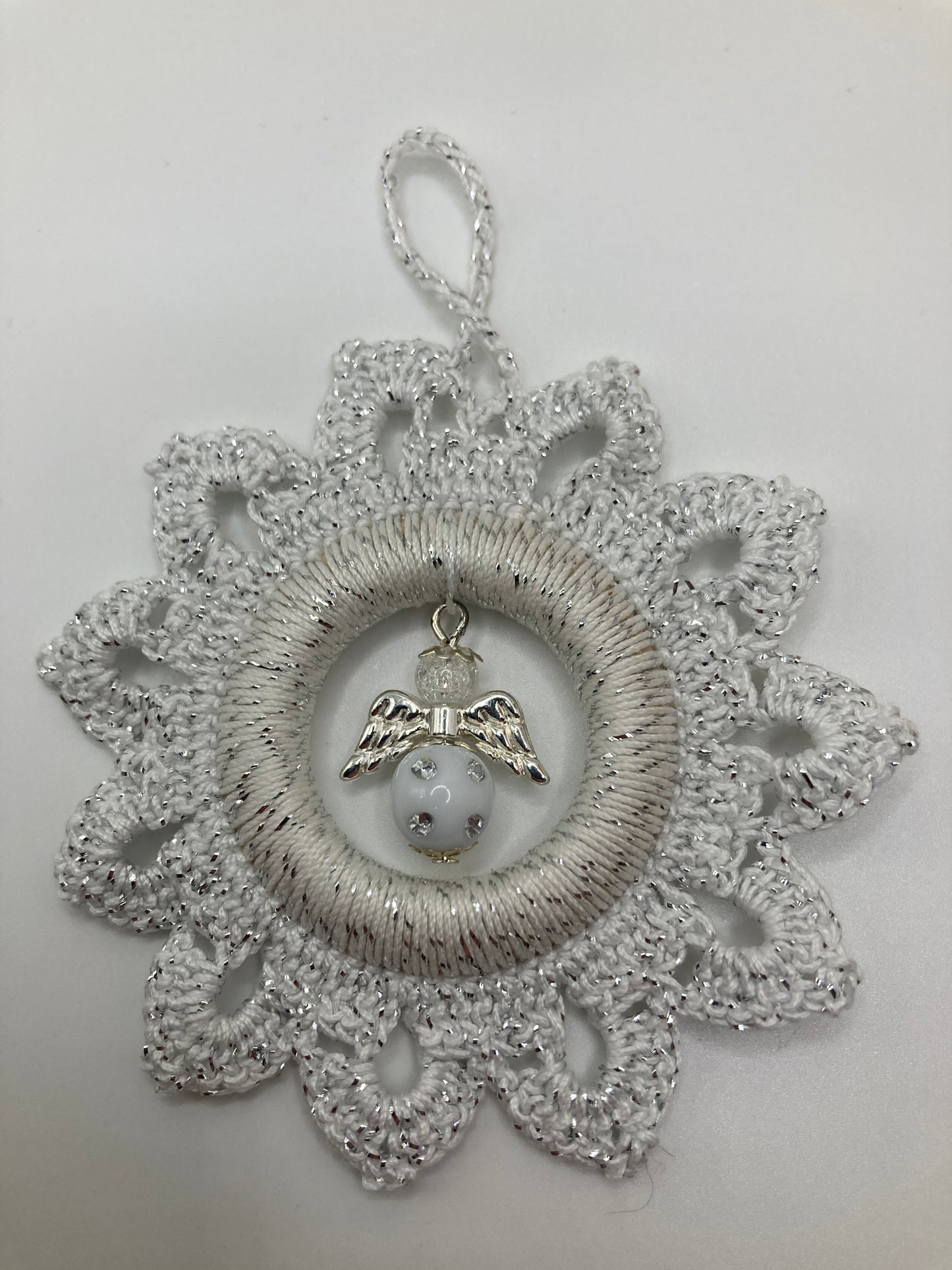 Weißer Häkelstern mit Engel liegend - zeigt die Rückseite