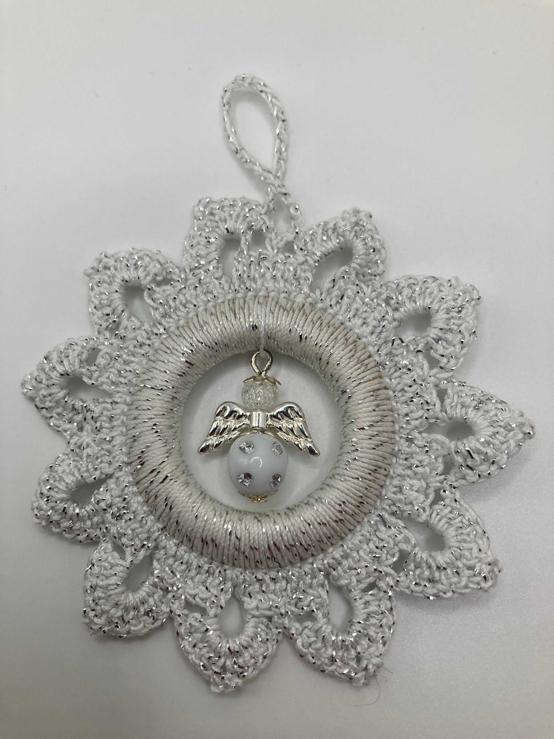 Weißer Häkelstern mit Engel liegend - zeigt die Rückseite