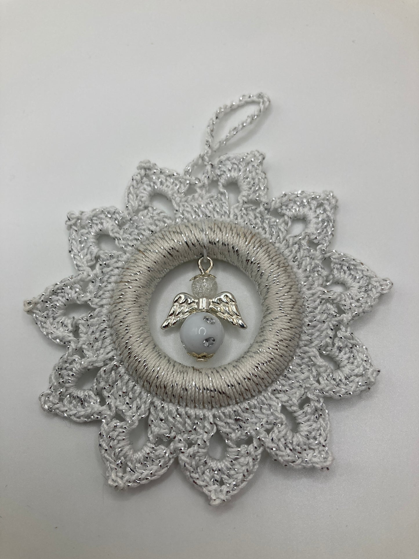 Weißer Häkelstern mit Engel liegend - zeigt die Vorderseite