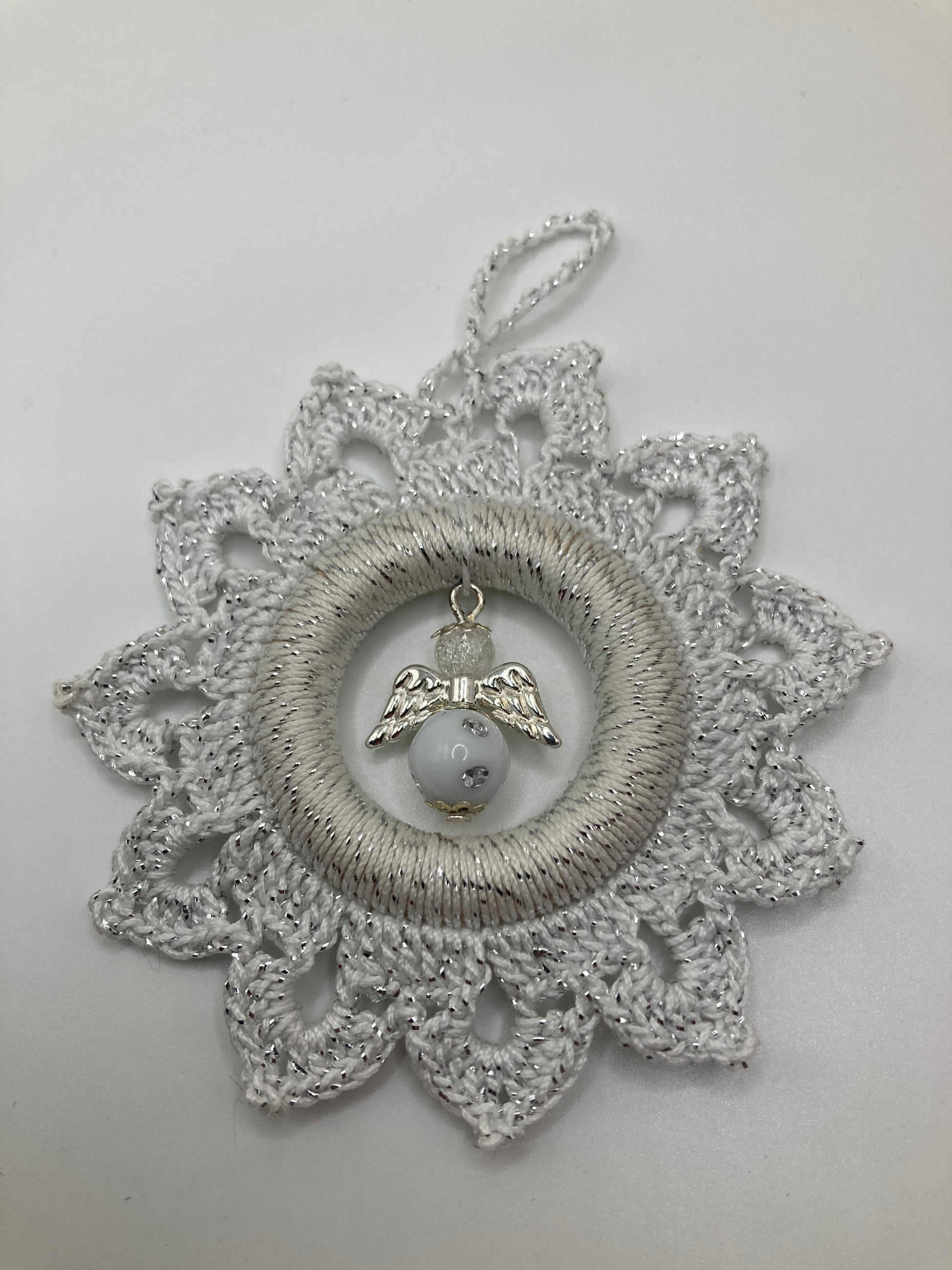 Weißer Häkelstern mit Engel liegend - zeigt die Vorderseite